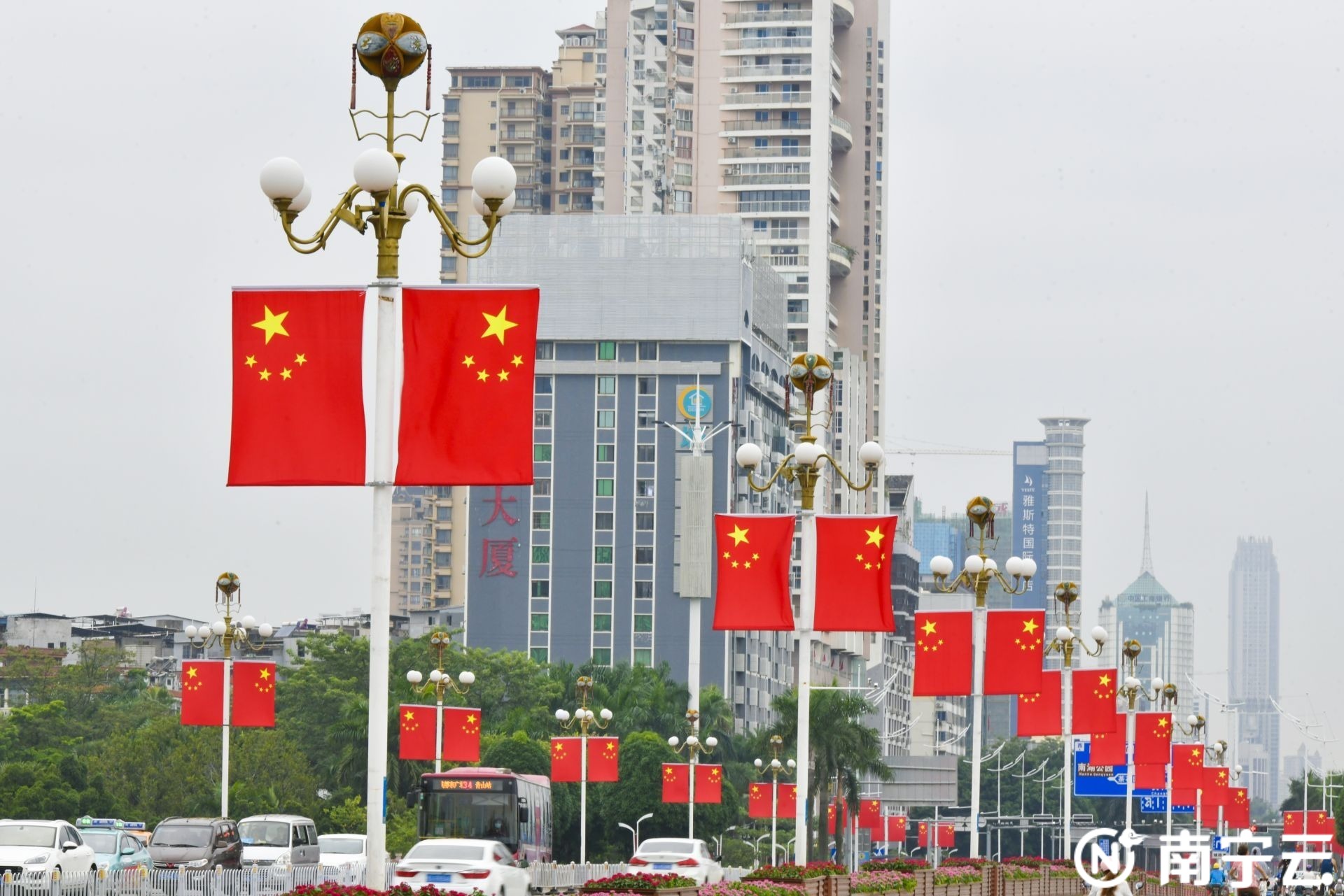 红旗飘飘迎国庆南宁街头满眼都是中国红