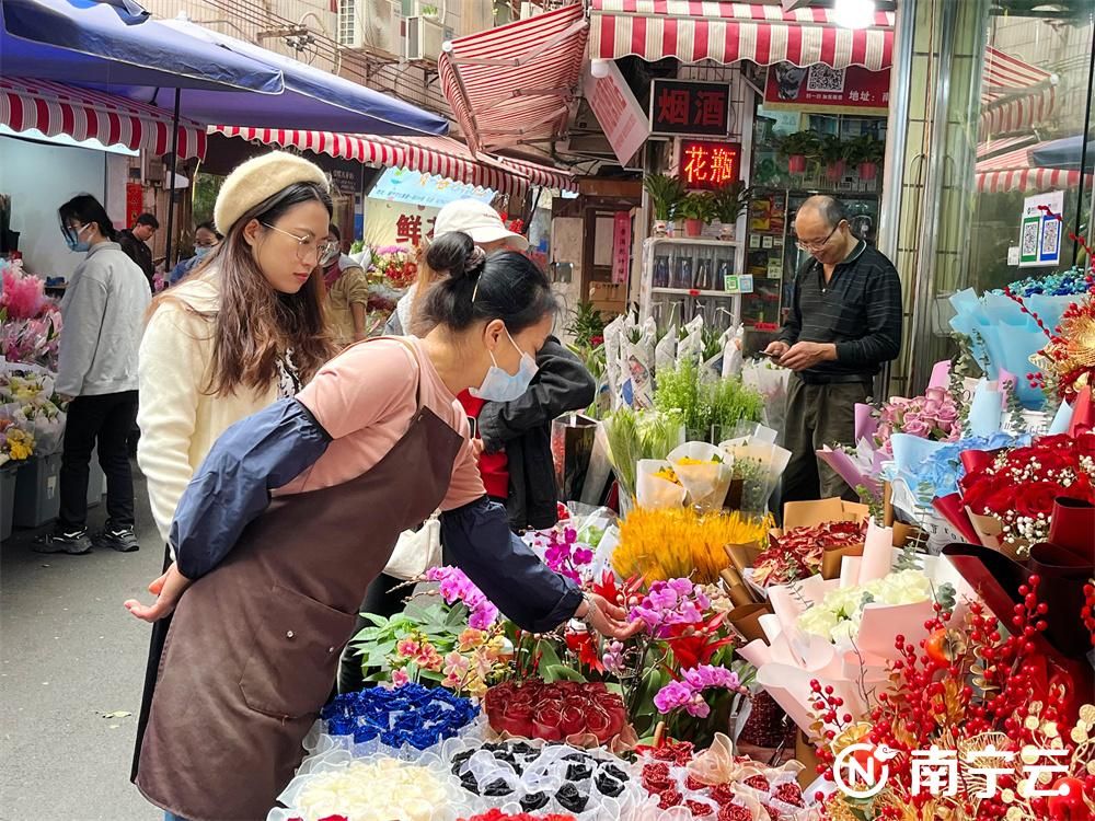 新春走基層｜年味漸濃！南寧市民樂購鮮花迎新春