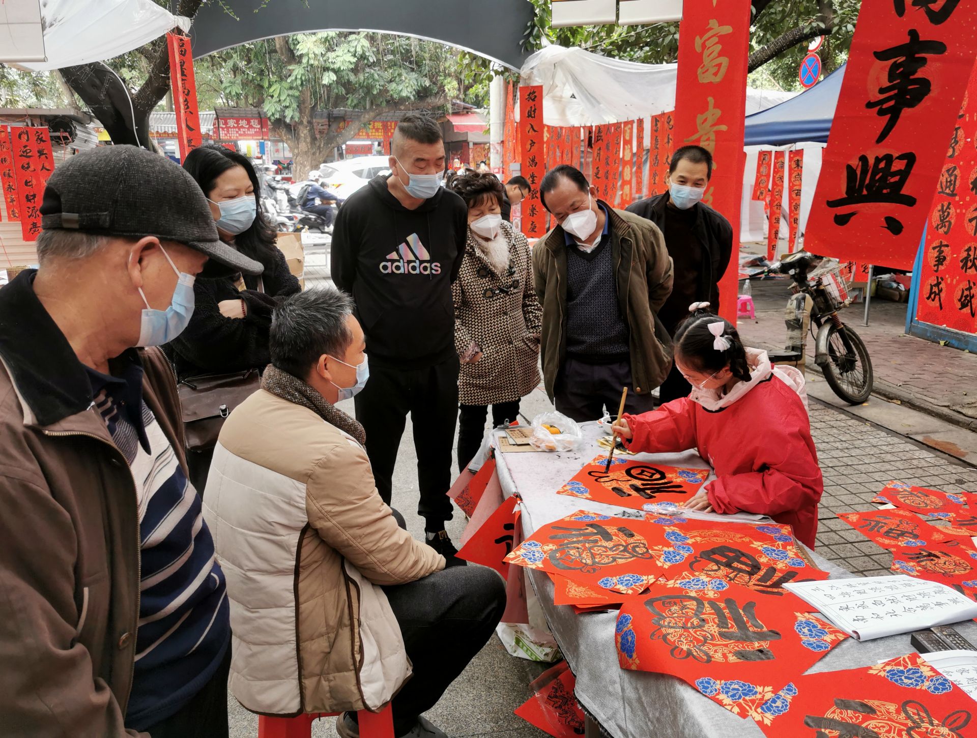 新春走基層|南寧西關(guān)路：手寫春聯(lián)紅紅火火 傳遞濃濃年味