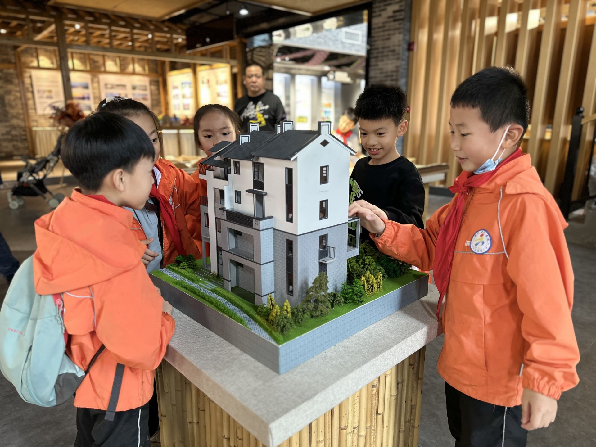 南寧市云景路小學開展農(nóng)房建筑主題研學活動