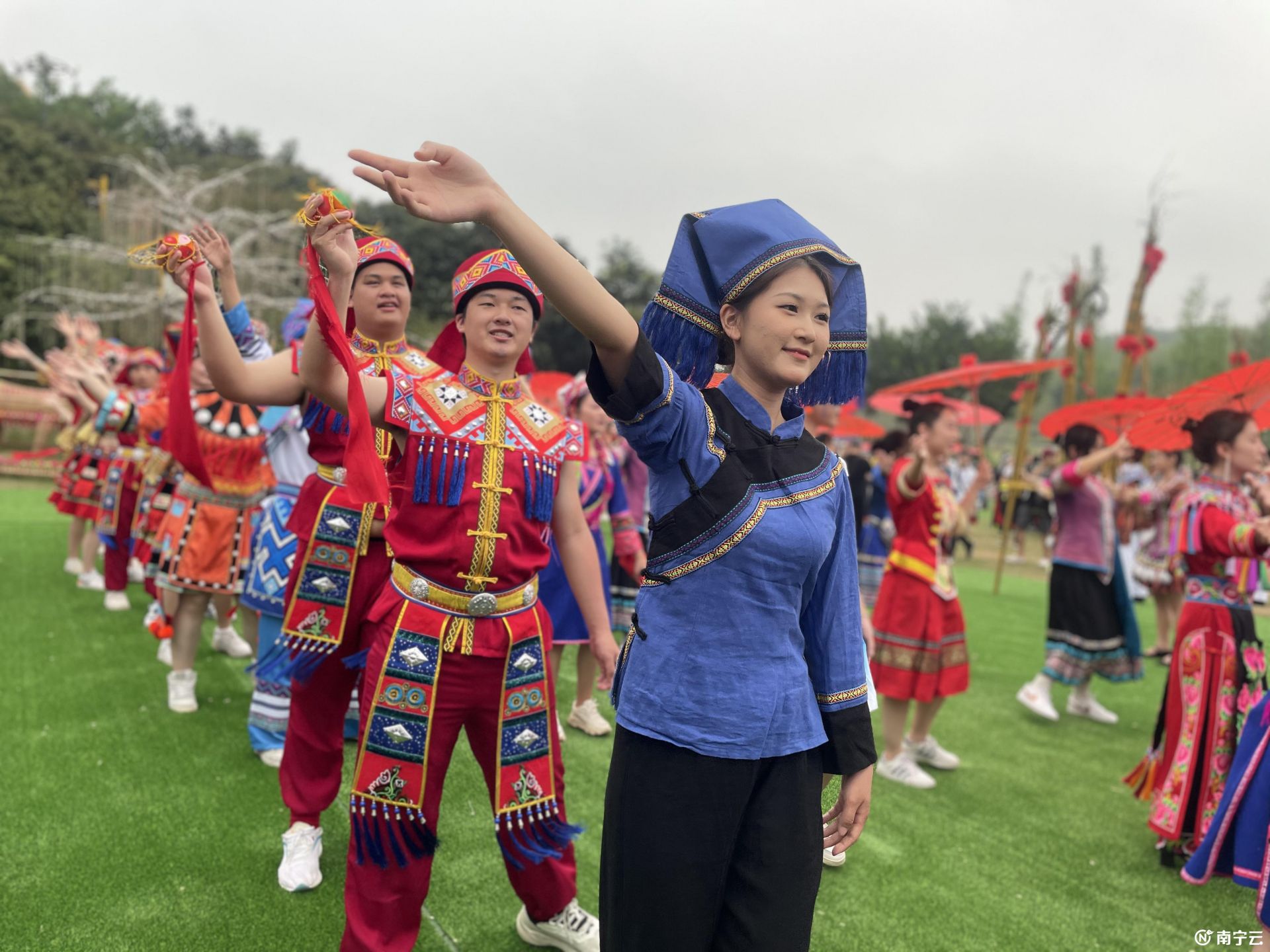 2023年“壯族三月三·八桂嘉年華”活動在南寧青秀山風(fēng)景區(qū)拉開帷幕 