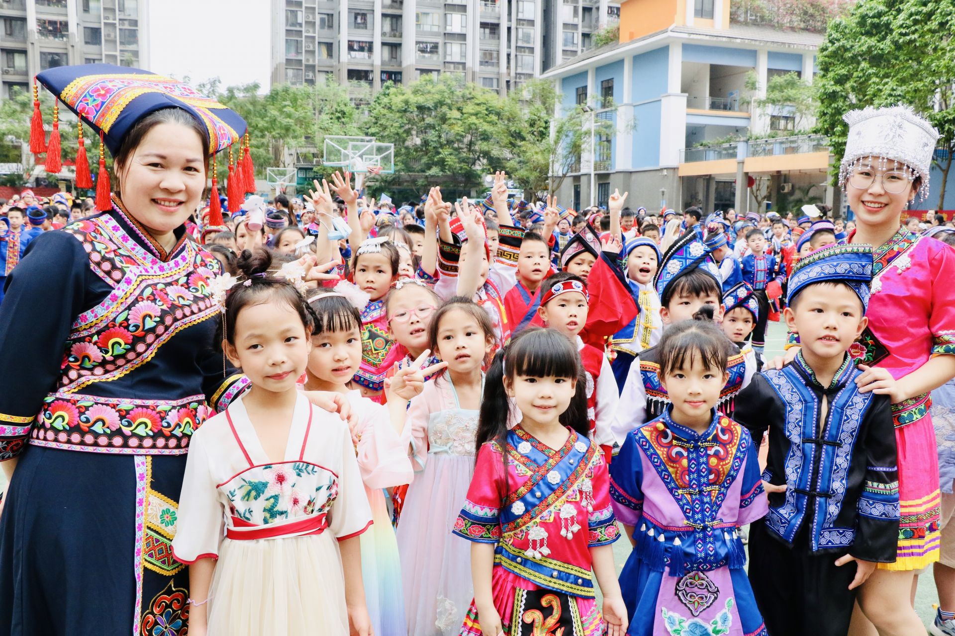 南寧市濱湖路小學(xué)教育集團(tuán)舉行2023年“鑄牢中華民族共同體意識(shí)”主題活動(dòng)暨民族運(yùn)動(dòng)會(huì)