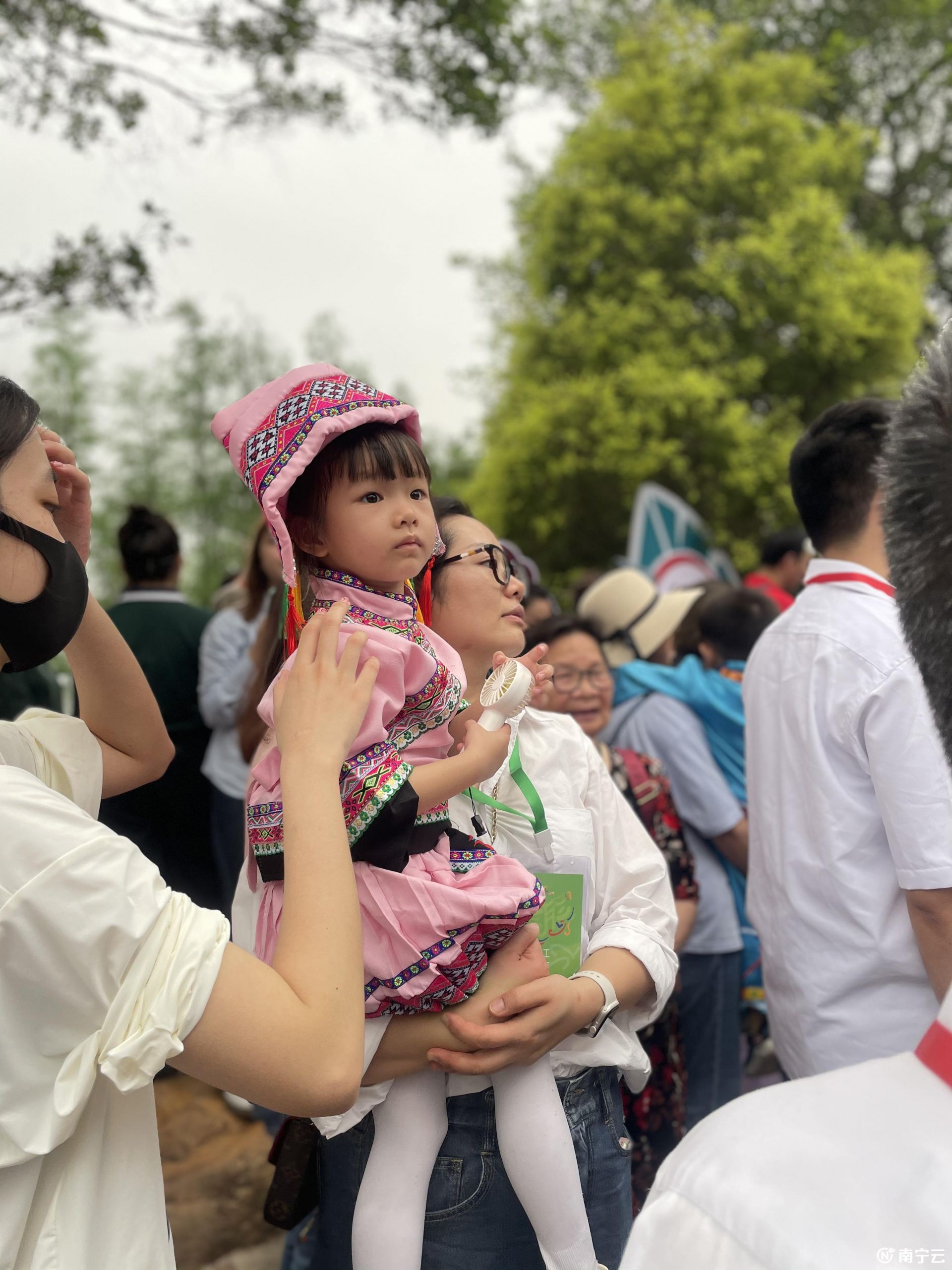 2023年“壯族三月三·八桂嘉年華”活動在南寧青秀山風(fēng)景區(qū)拉開帷幕 