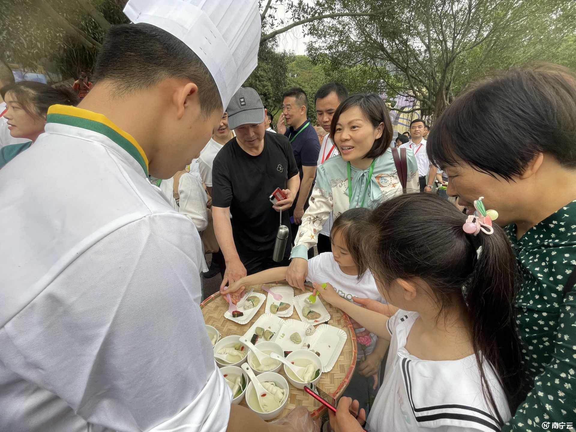 2023年“壯族三月三·八桂嘉年華”活動在南寧青秀山風(fēng)景區(qū)拉開帷幕 