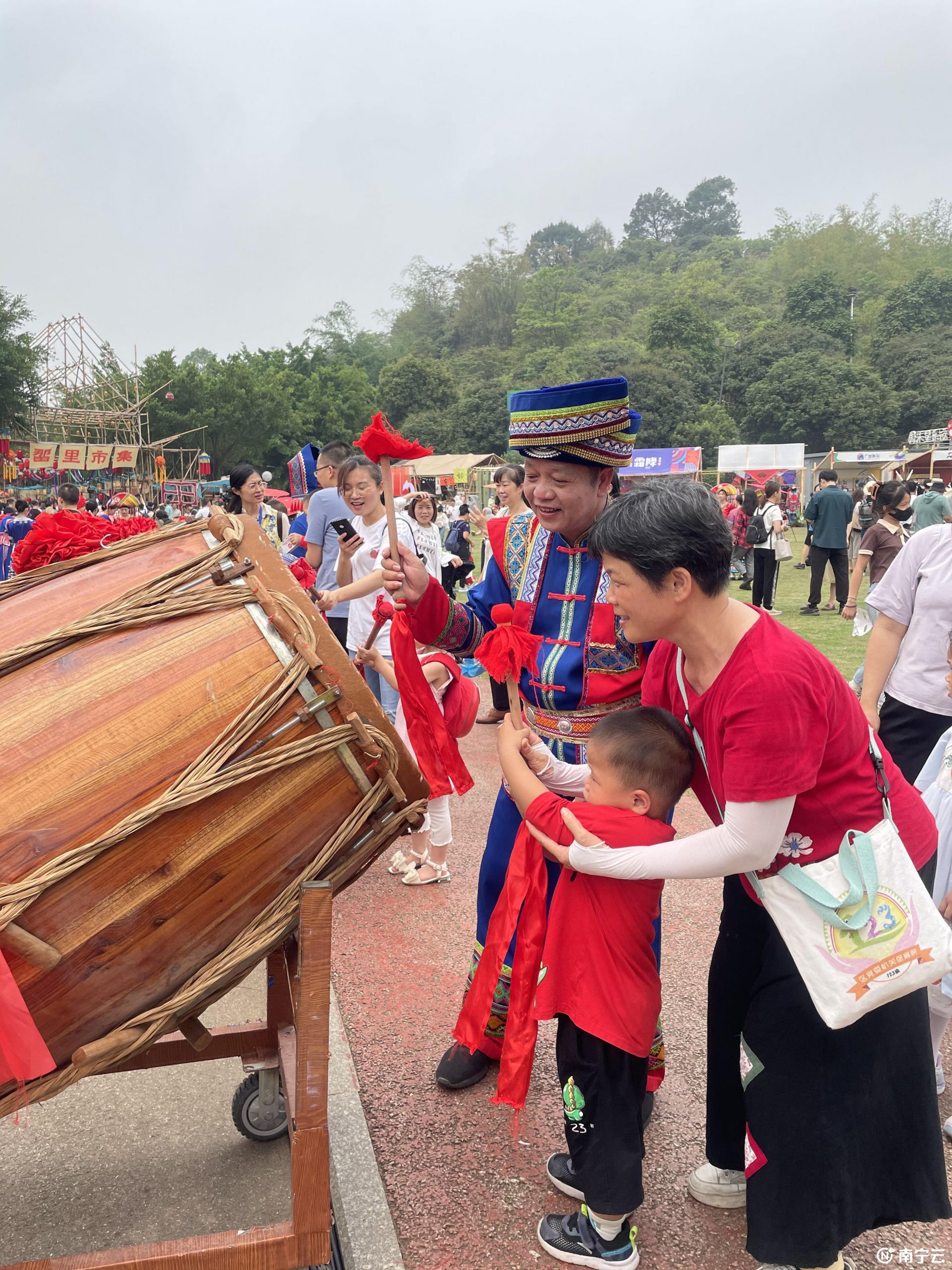 2023年“壯族三月三·八桂嘉年華”活動在南寧青秀山風(fēng)景區(qū)拉開帷幕 