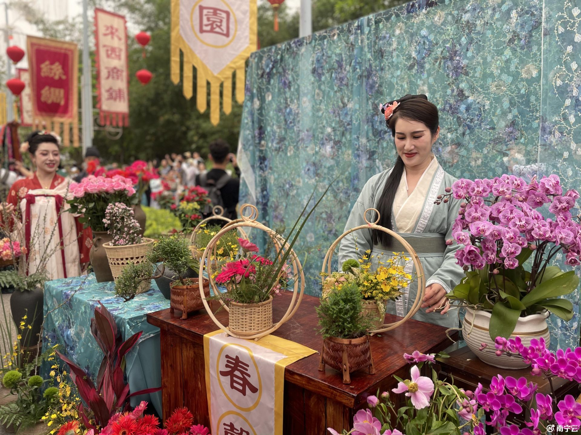 2023年“壯族三月三·八桂嘉年華”活動在南寧青秀山風(fēng)景區(qū)拉開帷幕 