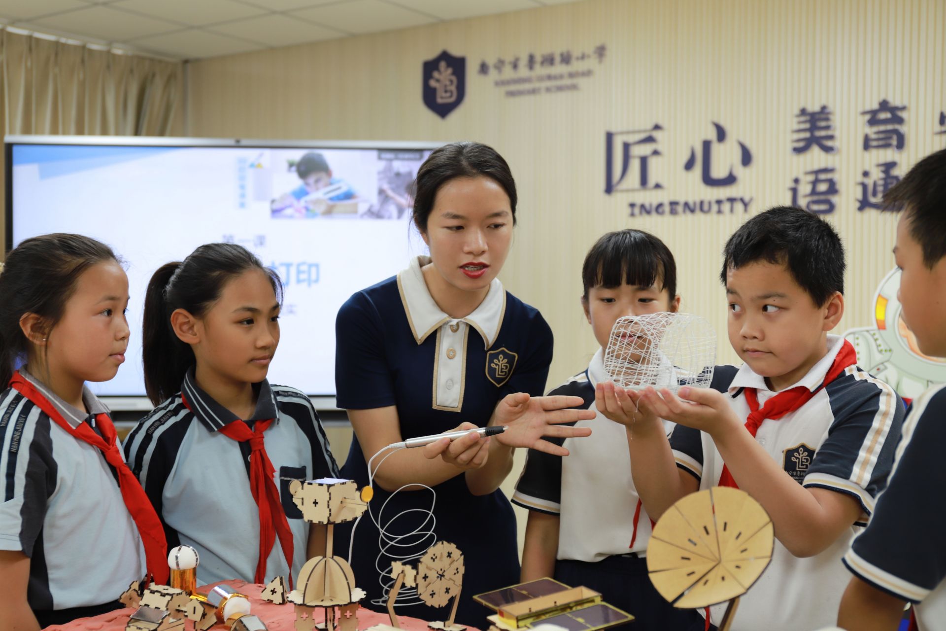 魯班路小學(xué)開展“勞動教育月”活動