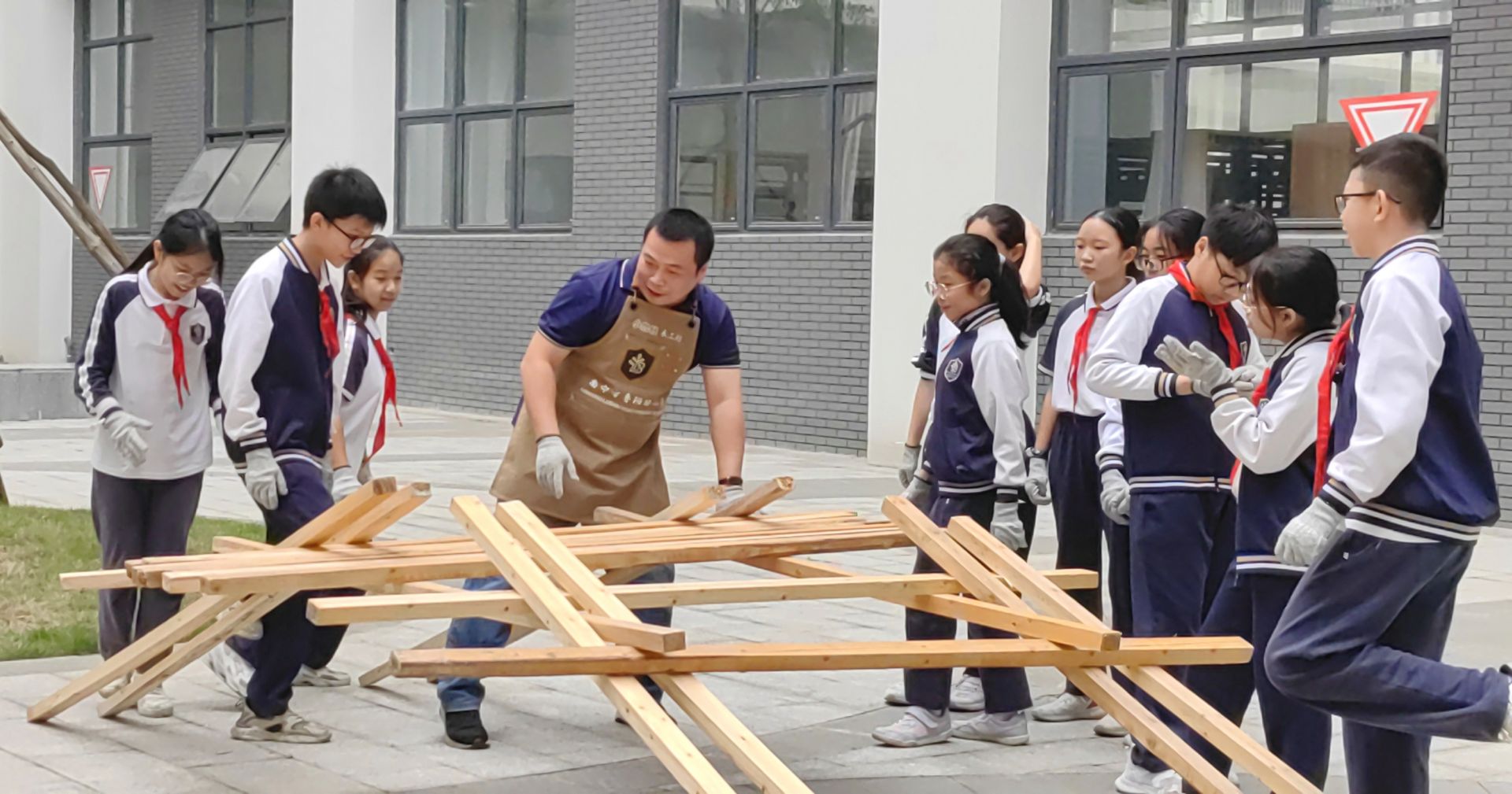 魯班路小學(xué)開展“勞動教育月”活動