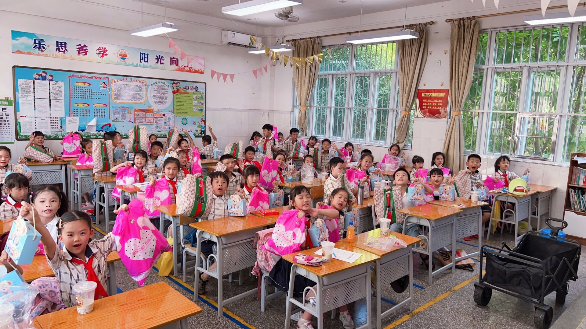 南寧市越秀路小學舉辦“童心向黨 朵朵花開”活動歡度“六一”