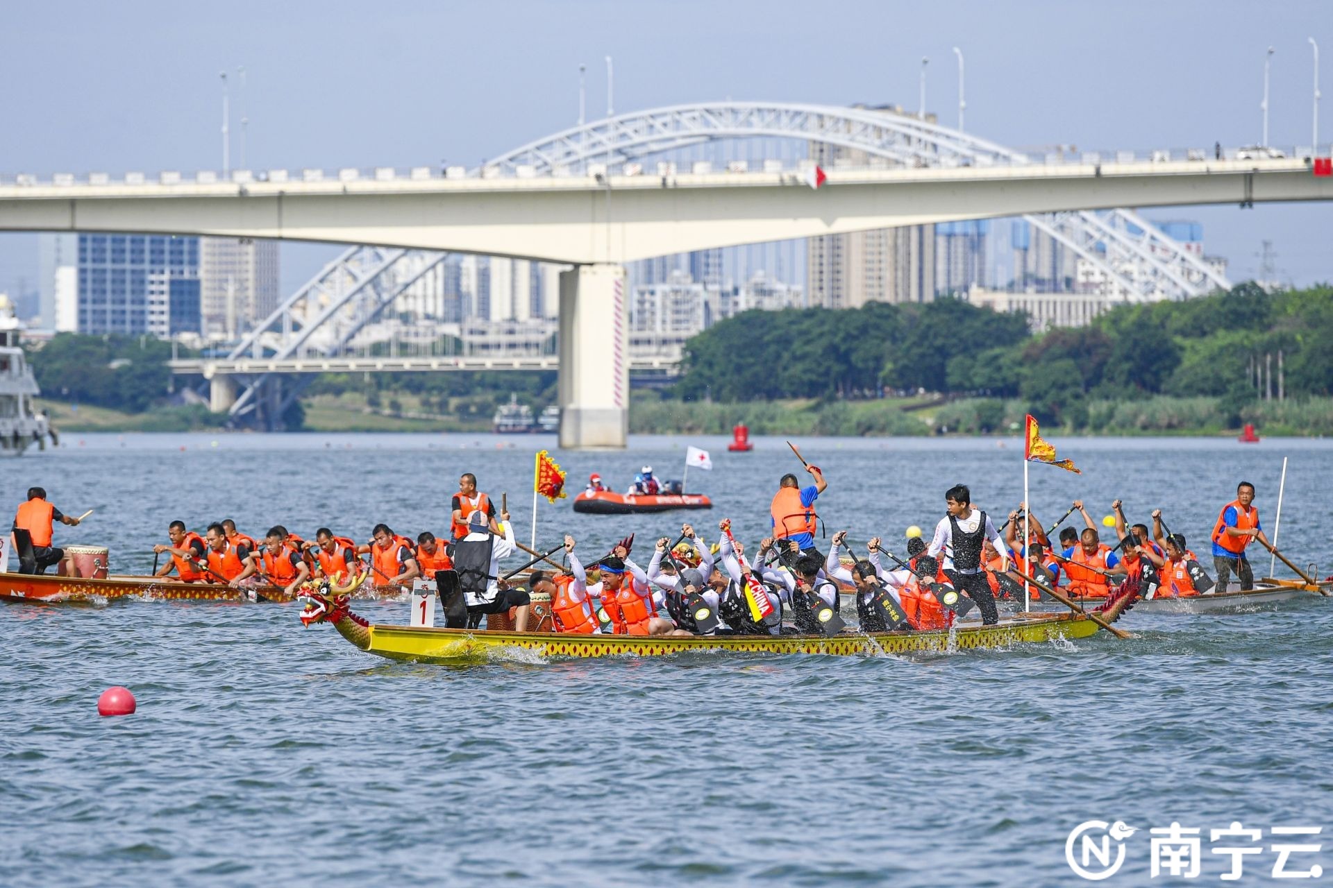 超燃！36支龍舟隊(duì)邕江水面“狂飆”