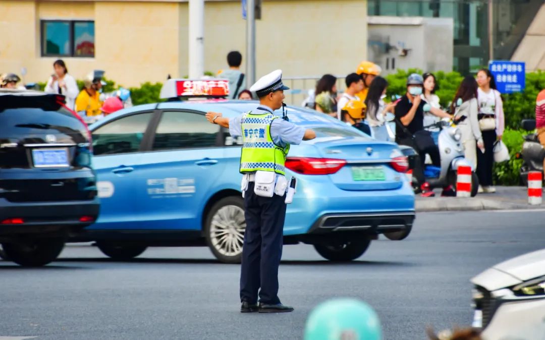 江南區(qū)：勞動者高溫天氣堅守崗位