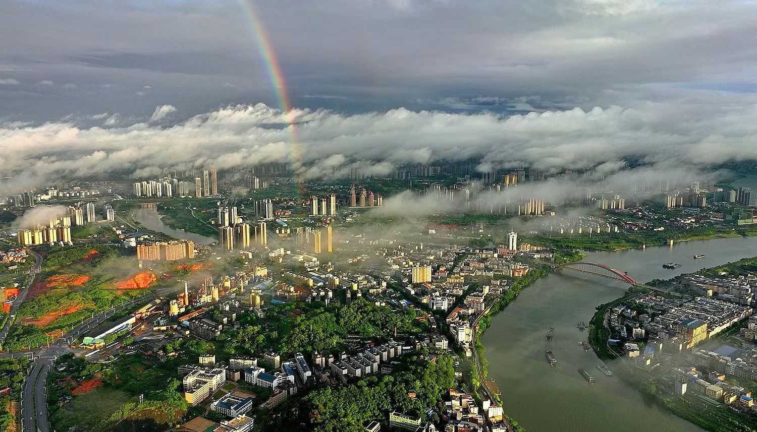 南寧：雨后初霽 云蒸霞蔚染碧空