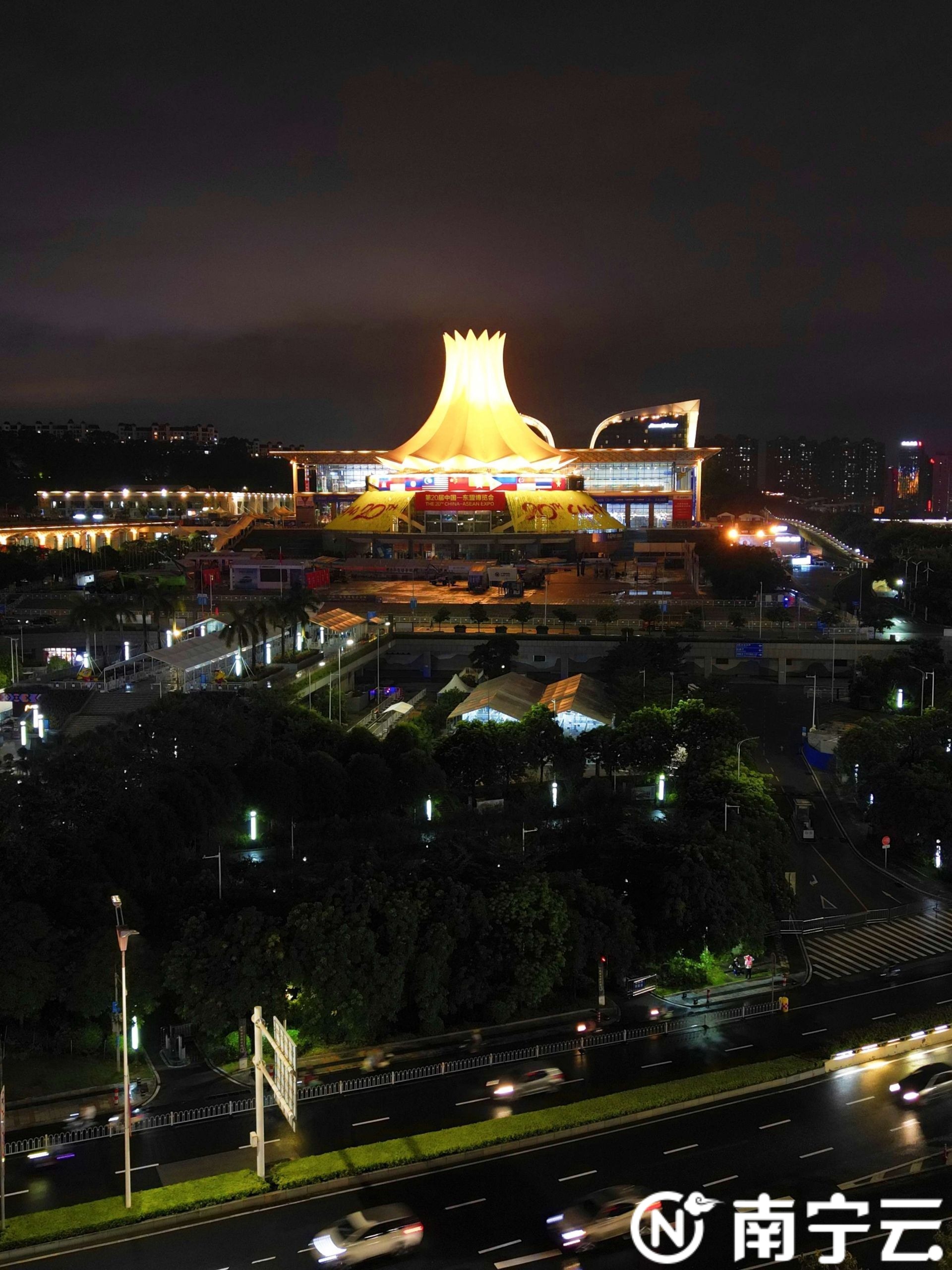 盛會臨近 華麗夜色扮靚南寧 