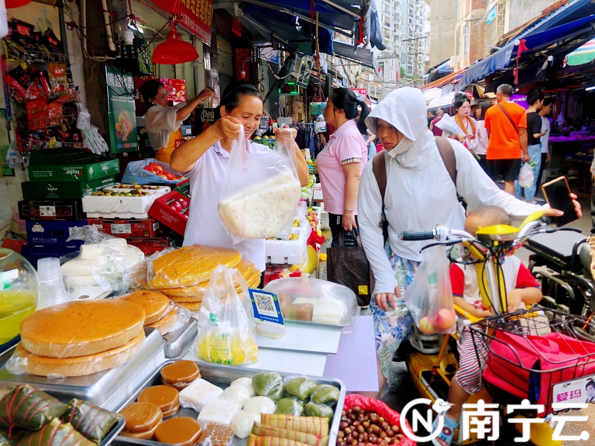 唱響中國經(jīng)濟“光明論”|中秋到節(jié)味濃，南寧農(nóng)貿(mào)市場迎來采買高峰