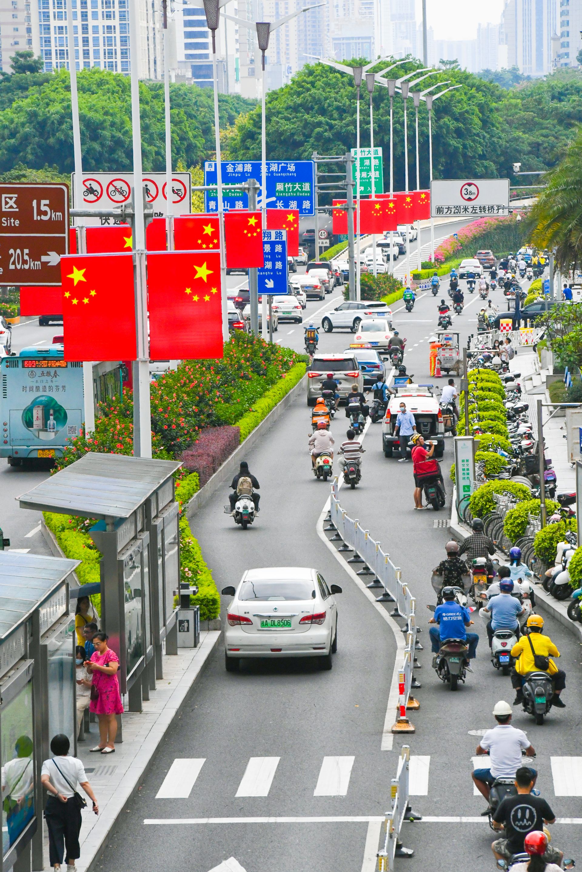 氛圍感拉滿！南寧“盛裝”迎國(guó)慶，滿城盡是“中國(guó)紅”