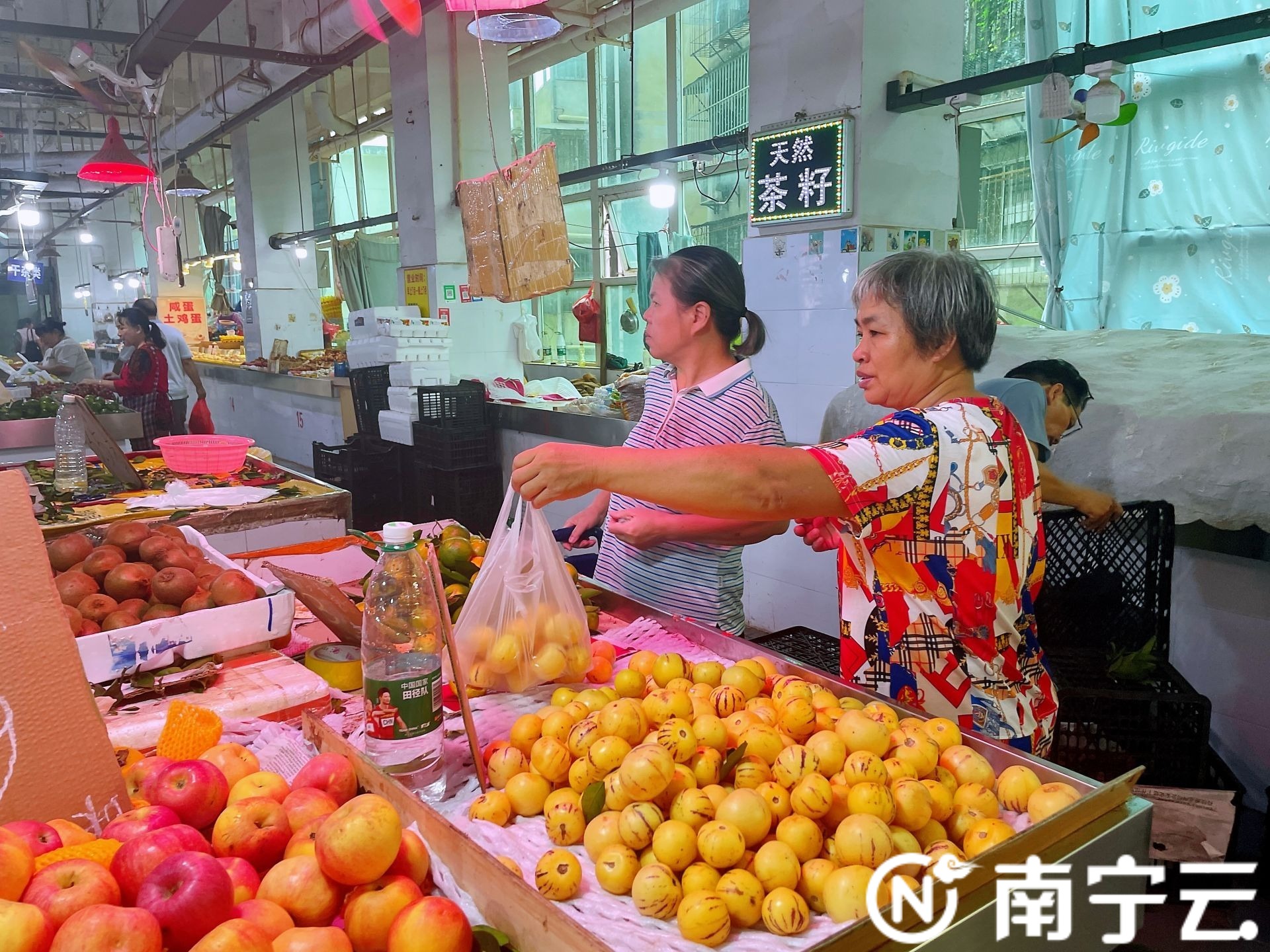 唱響中國經(jīng)濟“光明論”|中秋到節(jié)味濃，南寧農(nóng)貿(mào)市場迎來采買高峰