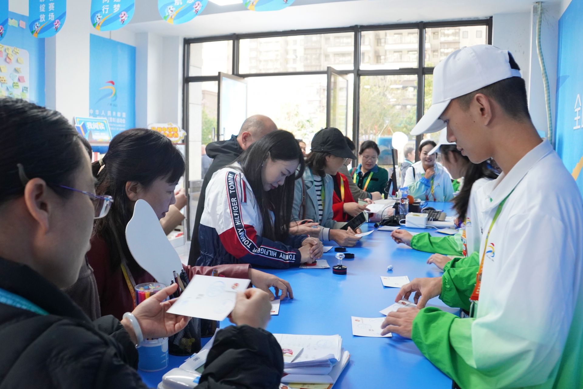 代表委员探访学青会运动员村  沉浸式体验学青会运动员在南宁的家