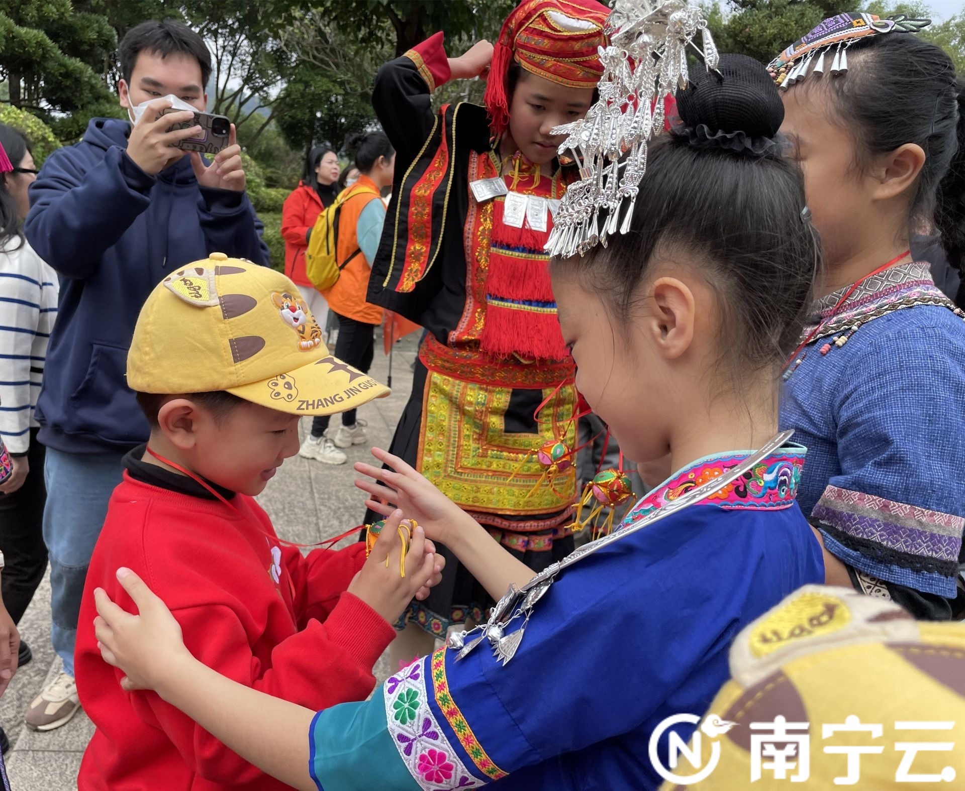 “小東北虎”到南寧 “小砂糖橘”送繡球