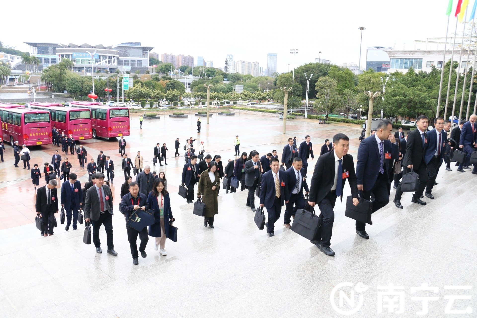 快訊|南寧市第十五屆人民代表大會(huì)第五次會(huì)議開幕 人大代表肩負(fù)使命步入會(huì)場