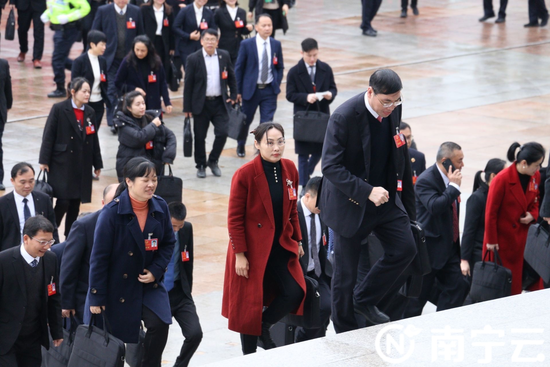 南寧市第十五屆人民代表大會(huì)第五次會(huì)議開幕 南寧市人大代表肩負(fù)使命步入會(huì)場(chǎng)