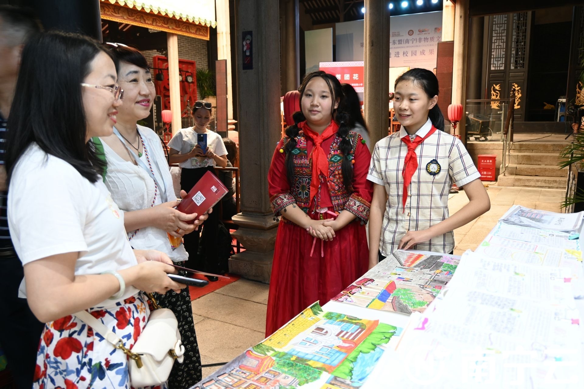第二届中国—东盟(南宁)非物质文化遗产周非遗进校园成果展在南宁新会书院举行