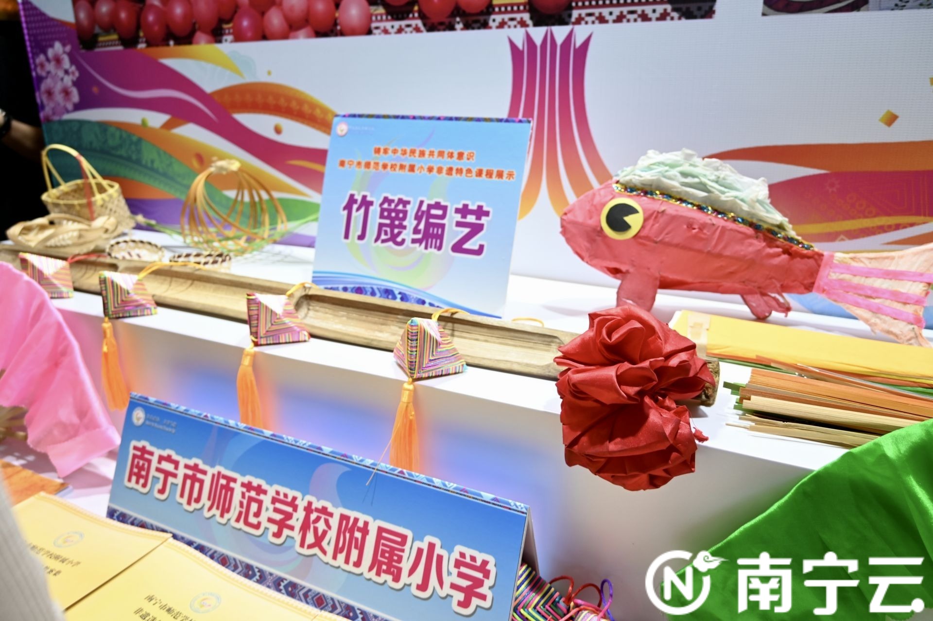 第二届中国—东盟(南宁)非物质文化遗产周非遗进校园成果展在南宁新会书院举行