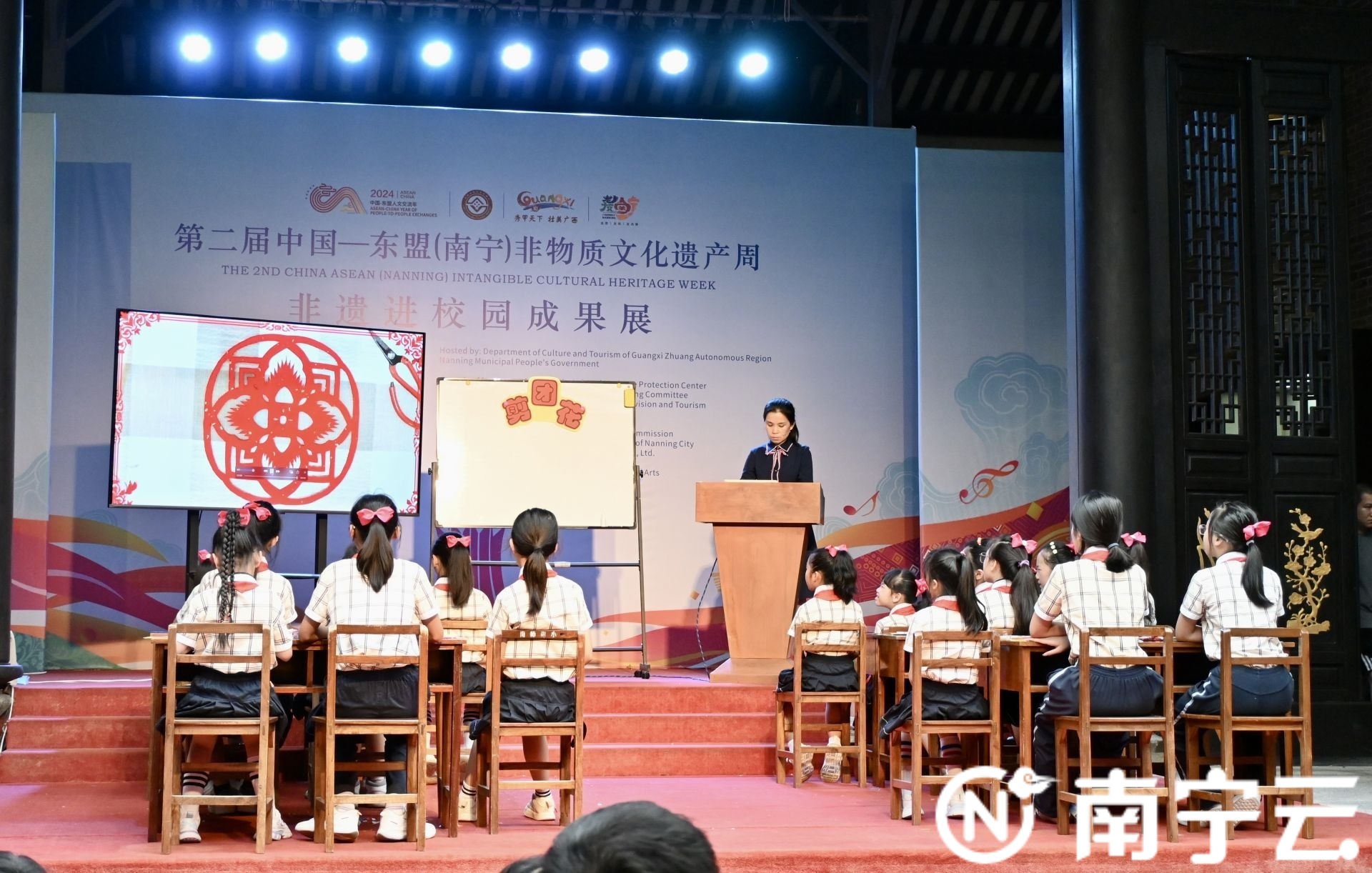第二届中国—东盟(南宁)非物质文化遗产周非遗进校园成果展在南宁新会书院举行