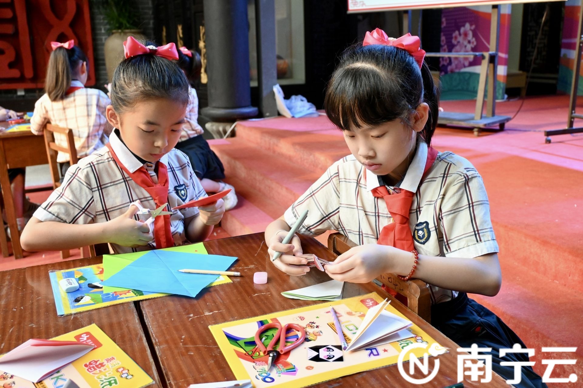 第二届中国—东盟(南宁)非物质文化遗产周非遗进校园成果展在南宁新会书院举行