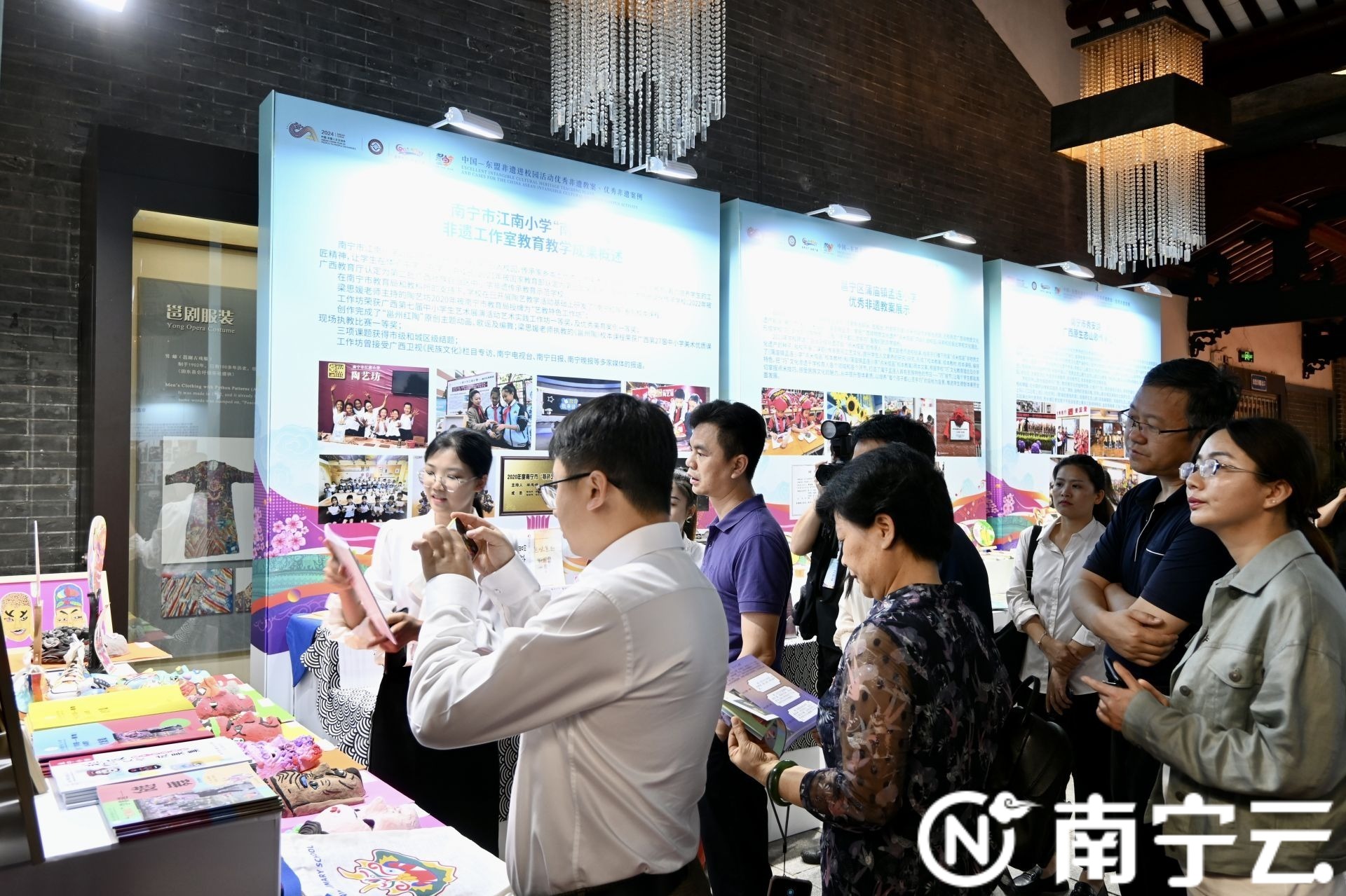 第二届中国—东盟(南宁)非物质文化遗产周非遗进校园成果展在南宁新会书院举行