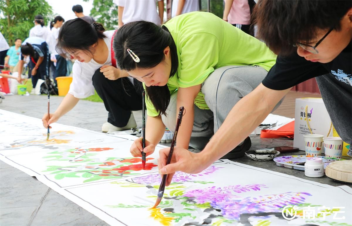 興寧區(qū)舉辦共繪民族團(tuán)結(jié)百米長卷書畫比賽