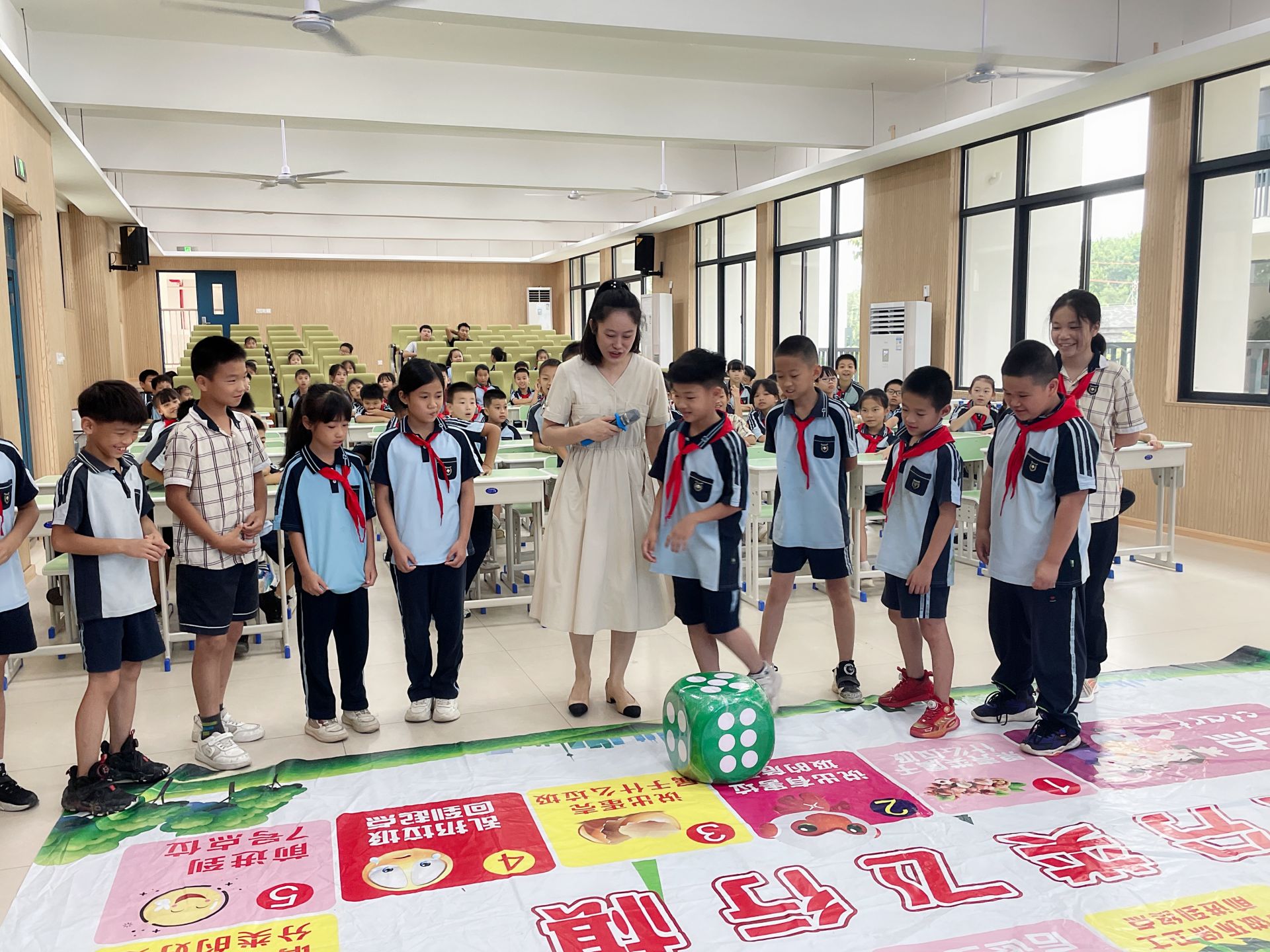 垃圾分類進(jìn)校園 攜手“童”行伴成長