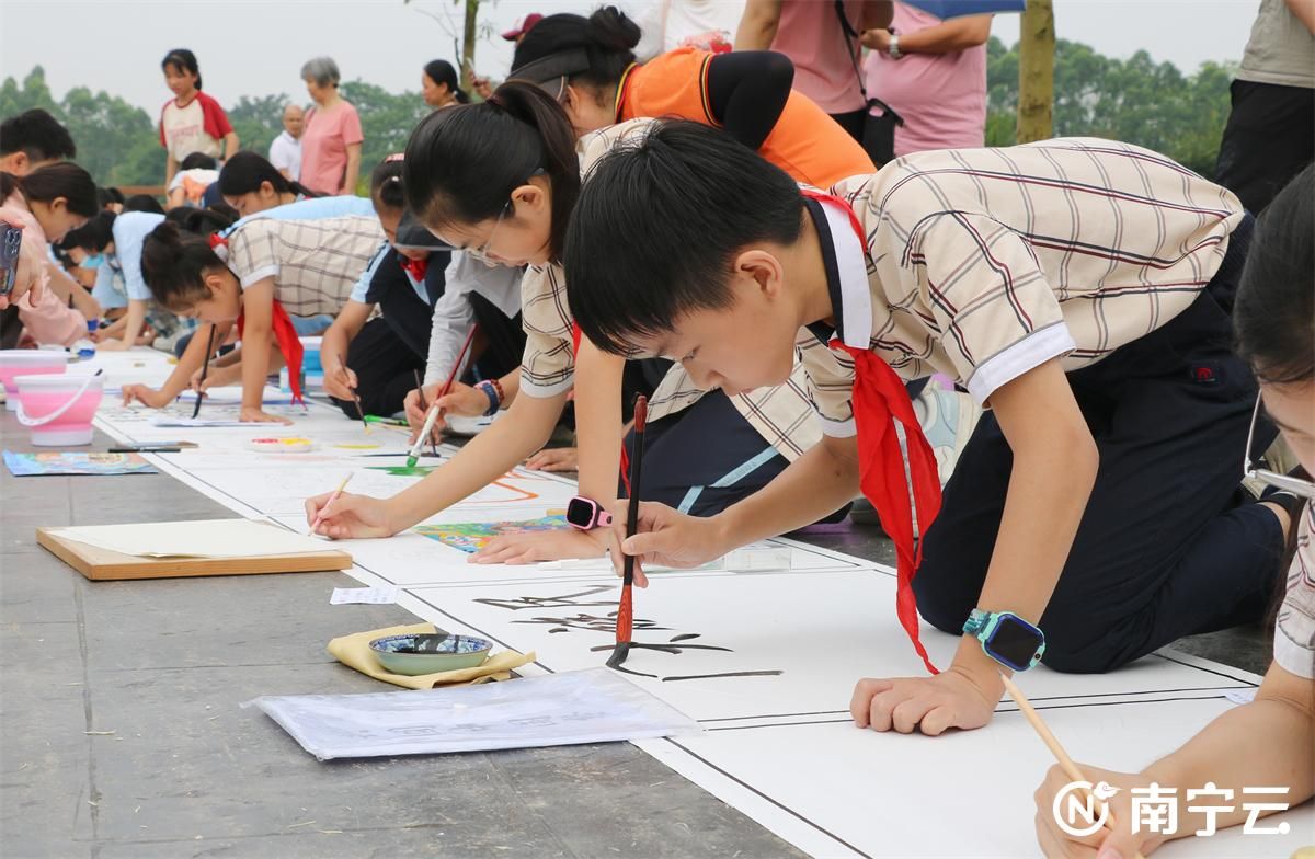 興寧區(qū)舉辦共繪民族團(tuán)結(jié)百米長卷書畫比賽