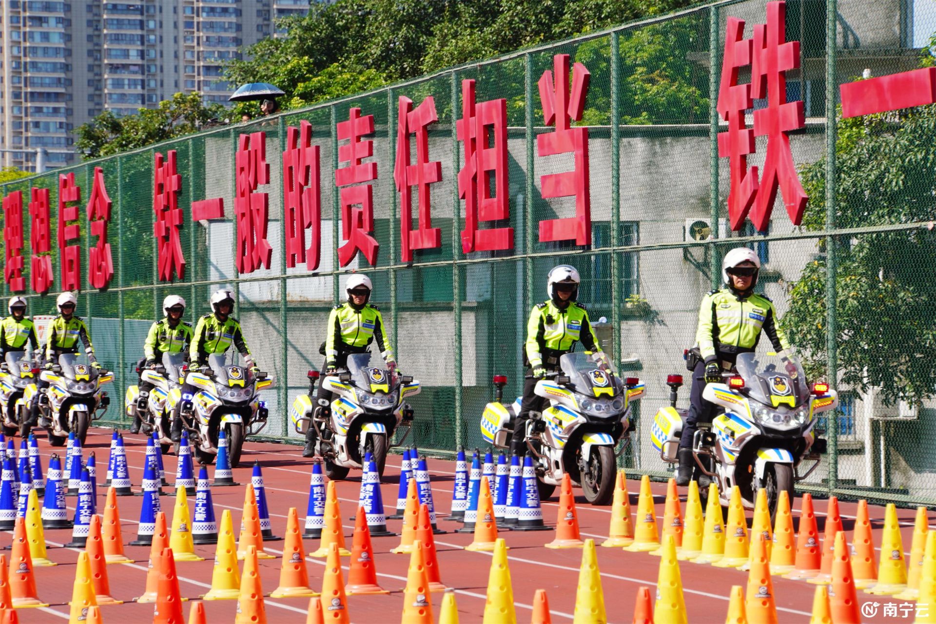 萌娃體驗(yàn)別樣“警”彩 南寧公安開展“六一”主題警營開放日活動(dòng)