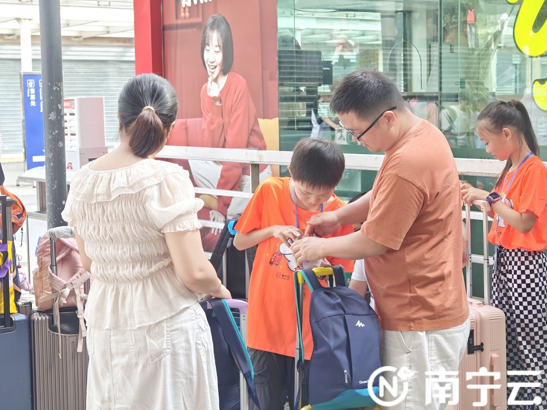 快乐出发！南宁新闻网2024年北京夏令营启程