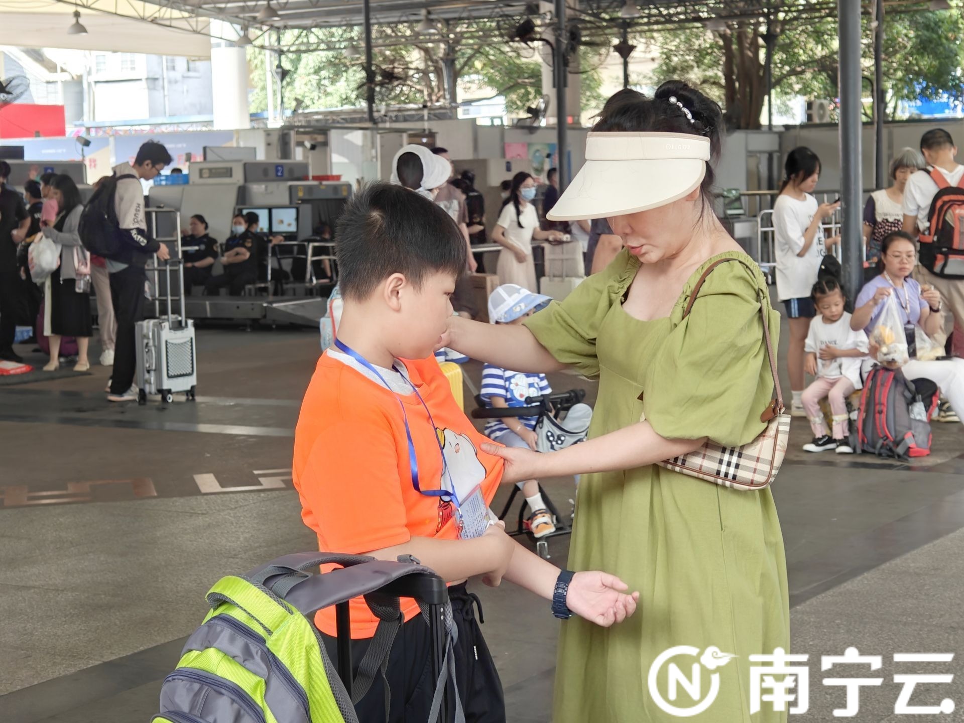 快乐出发！南宁新闻网2024年北京夏令营启程