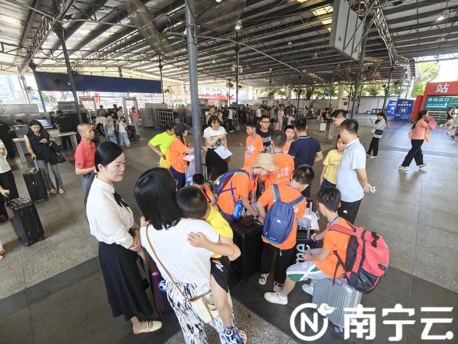 快乐出发！南宁新闻网2024年北京夏令营启程
