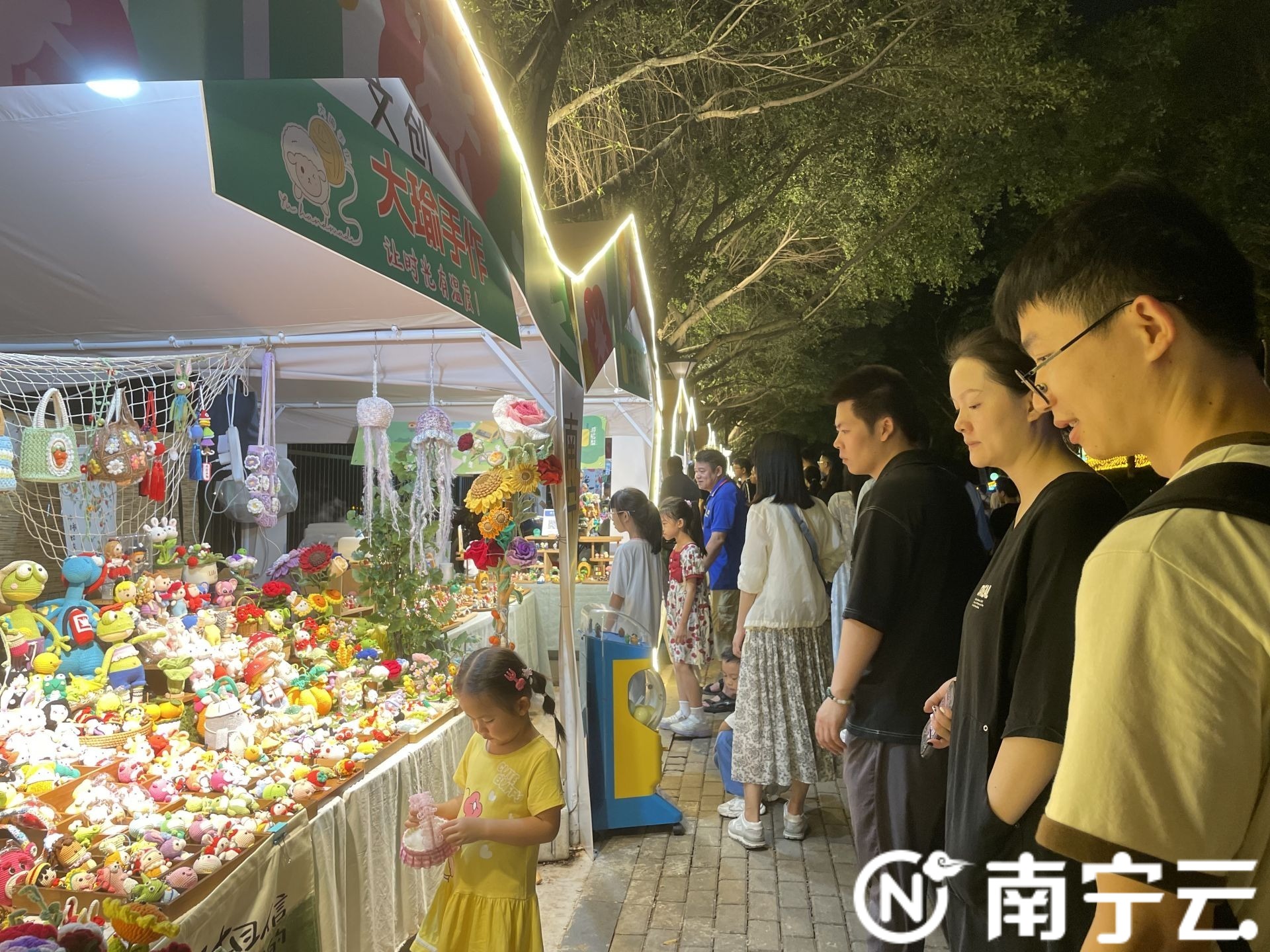 “南寧夜花園”開門迎客 沉浸式夜游受市民歡迎