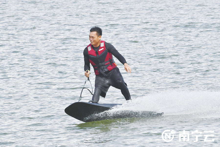 南宁人江上乘风破浪 “解锁”夏日清凉