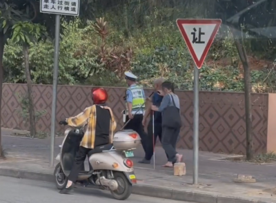 暖心一幕！盲人要過馬路，南寧交警上前接應(yīng)護送