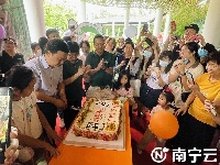 南寧動(dòng)物園舉辦大熊貓生日會(huì) “績(jī)美”“績(jī)蘭”7周歲了！