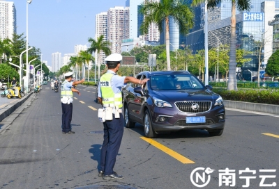 南寧市動物園開啟“人從眾”模式 南寧交警安全護航旅游高峰平安出行