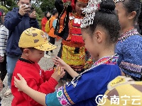 “小東北虎”到南寧 “小砂糖橘”送繡球