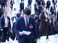 南寧市第十五屆人民代表大會第五次會議開幕 南寧市人大代表肩負使命步入會場