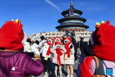 Festive elements with theme of “dragon”spotted at Beijing Central Axis