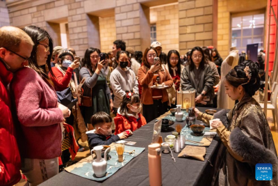 Feature: Chinese craftsmen enchant U.S. visitors with immersive cultural experience in Philadelphia