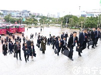 南寧市第十五屆人民代表大會(huì)第五次會(huì)議開幕 南寧市人大代表肩負(fù)使命步入會(huì)場(chǎng)