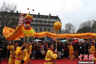 旅法華僑華人甲辰龍年春節(jié)彩妝游行在巴黎登場