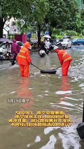 南寧突降暴雨，部分路段需開井排水，市民經(jīng)過積水路段請及時繞行！