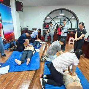隆安縣紅十字會走進隆安光明單采血漿站舉辦心肺復(fù)蘇（CPR+AED）持證公益培訓(xùn)班