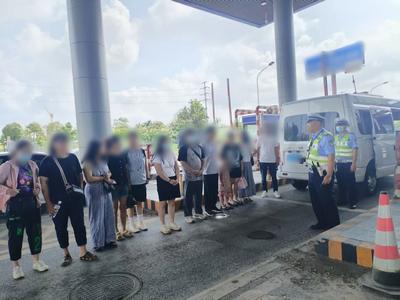 核載9人竟塞12人！南寧交警查獲“擠擠”出游團(tuán)！?